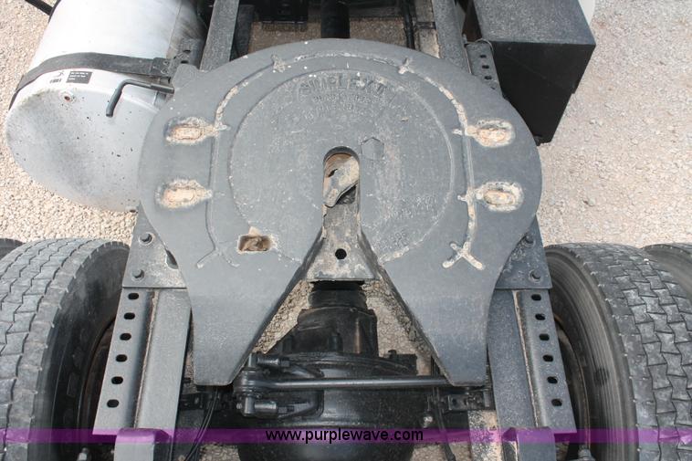 image for item H5685 2001 Volvo VNM semi truck