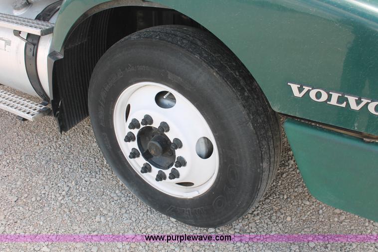 image for item H5685 2001 Volvo VNM semi truck