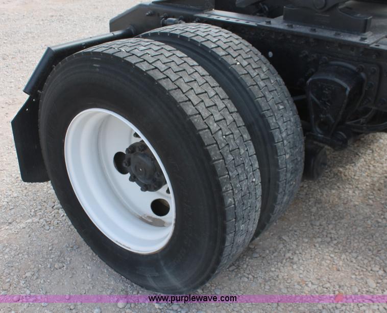 image for item H5685 2001 Volvo VNM semi truck