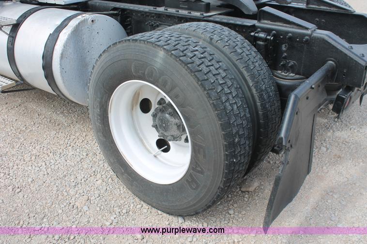 image for item H5685 2001 Volvo VNM semi truck