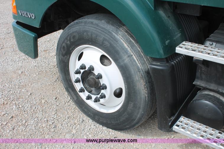 image for item H5685 2001 Volvo VNM semi truck