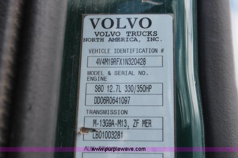 image for item H5685 2001 Volvo VNM semi truck