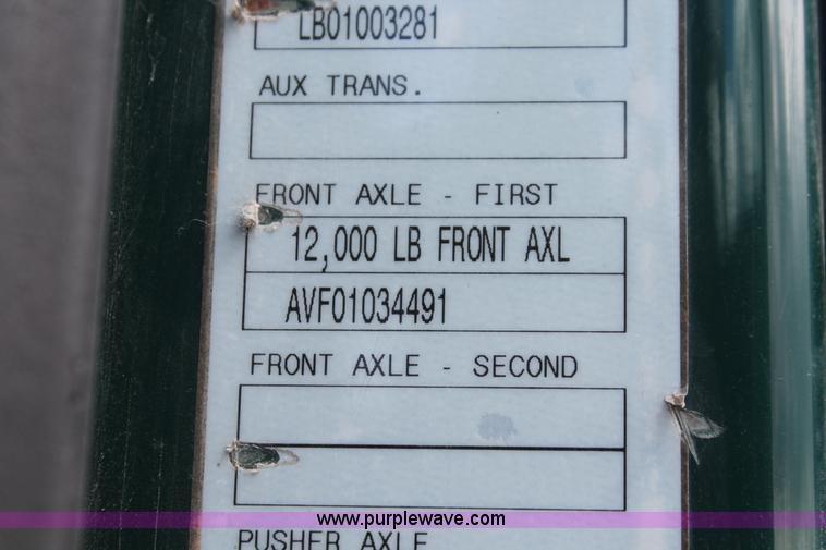 image for item H5685 2001 Volvo VNM semi truck