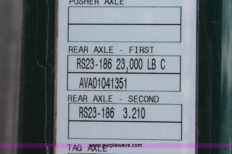 image for item H5685 2001 Volvo VNM semi truck