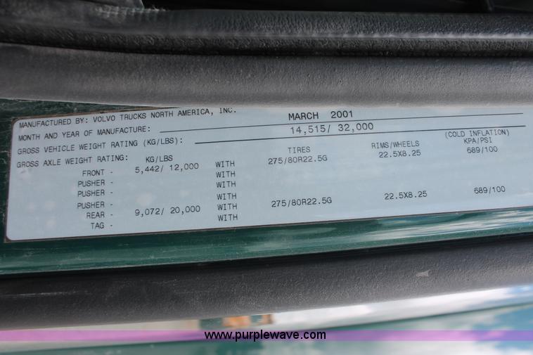 image for item H5685 2001 Volvo VNM semi truck