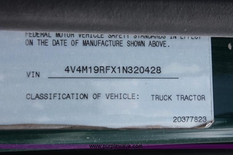 image for item H5685 2001 Volvo VNM semi truck