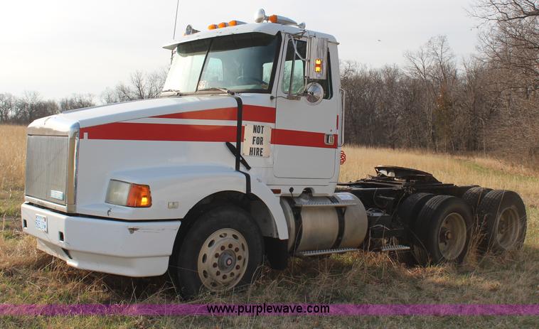 image for item H6007 1993 GMC WG64 semi truck