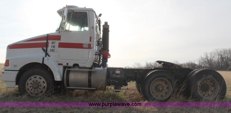 image for item H6007 1993 GMC WG64 semi truck