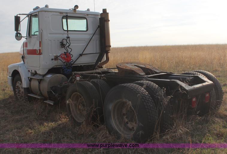 image for item H6007 1993 GMC WG64 semi truck