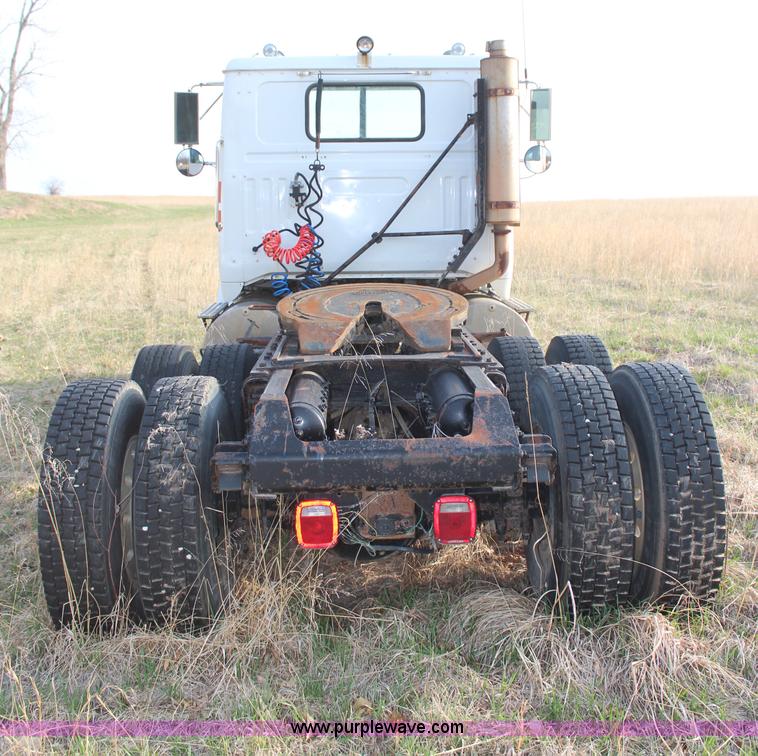 image for item H6007 1993 GMC WG64 semi truck