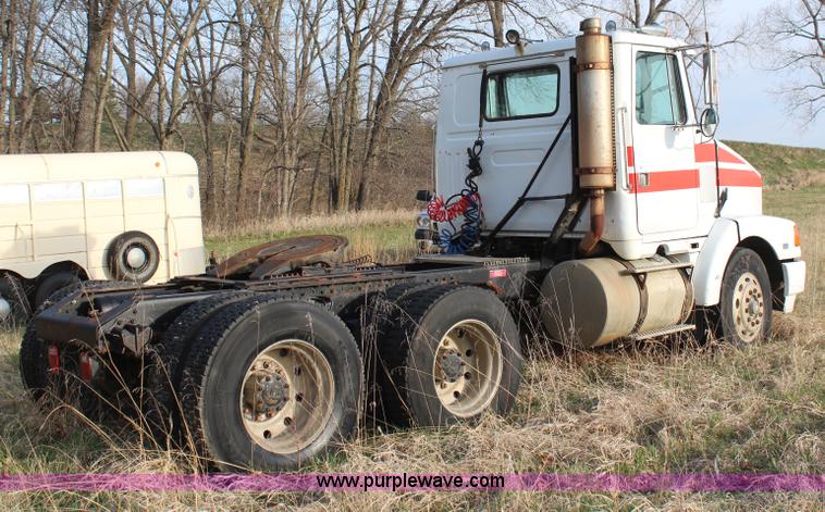 image for item H6007 1993 GMC WG64 semi truck