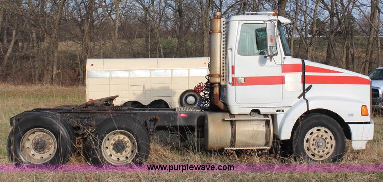 image for item H6007 1993 GMC WG64 semi truck