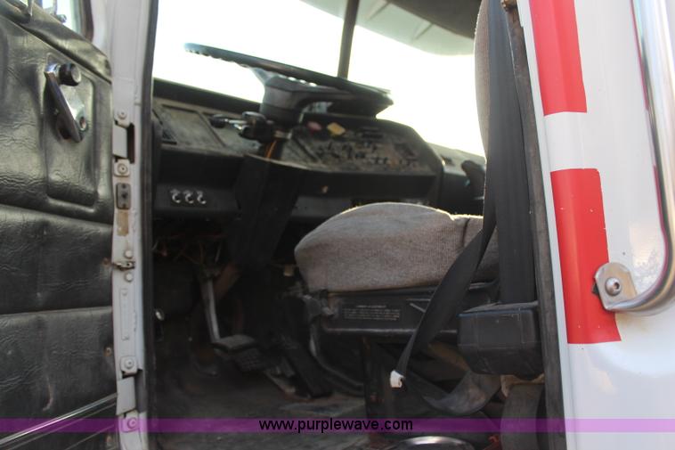 image for item H6007 1993 GMC WG64 semi truck