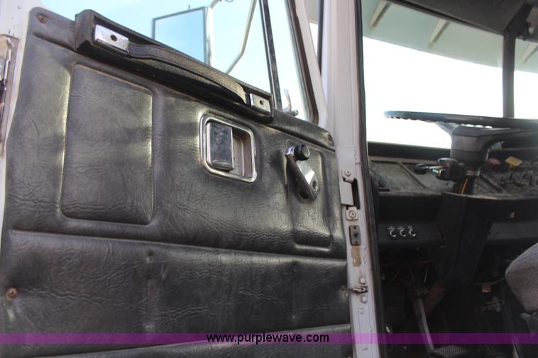 image for item H6007 1993 GMC WG64 semi truck