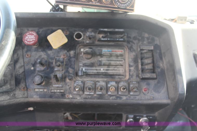 image for item H6007 1993 GMC WG64 semi truck