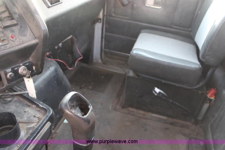 image for item H6007 1993 GMC WG64 semi truck