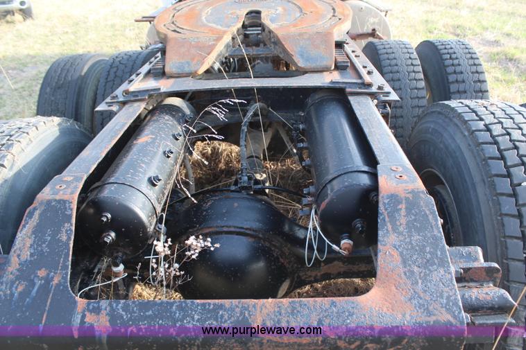 image for item H6007 1993 GMC WG64 semi truck