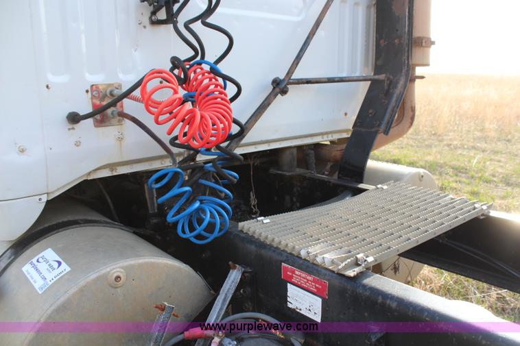 image for item H6007 1993 GMC WG64 semi truck