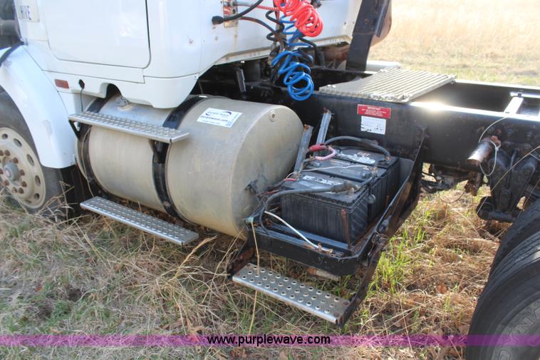 image for item H6007 1993 GMC WG64 semi truck