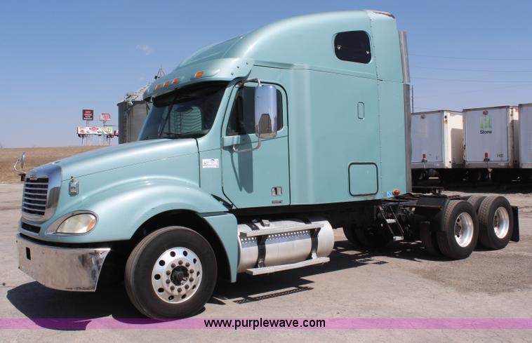 image for item H6220 2007 Freightliner Columbia semi truck