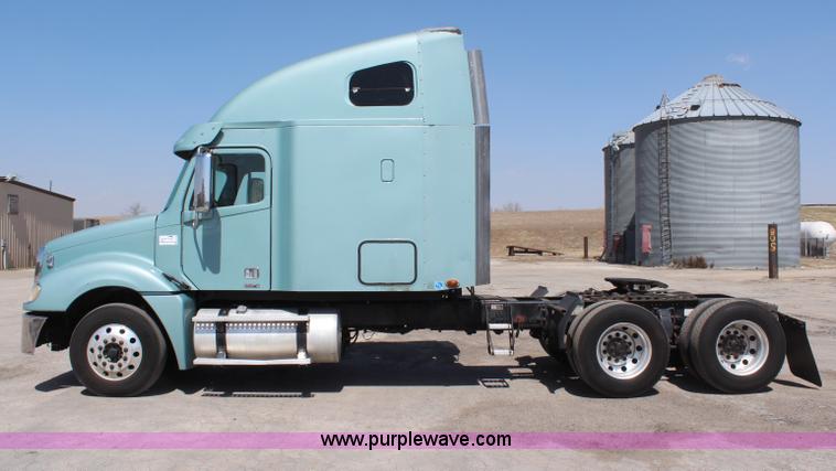 image for item H6220 2007 Freightliner Columbia semi truck