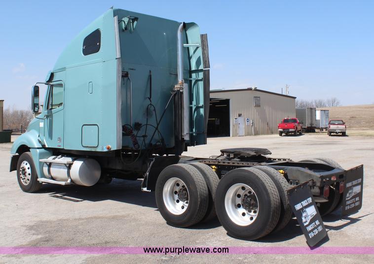 image for item H6220 2007 Freightliner Columbia semi truck