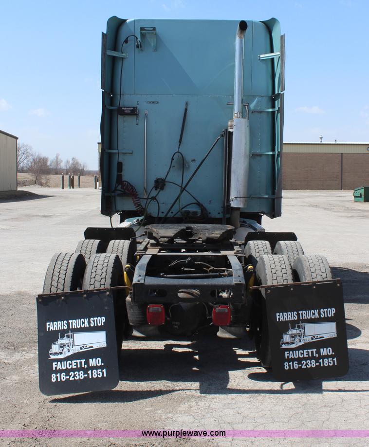 image for item H6220 2007 Freightliner Columbia semi truck