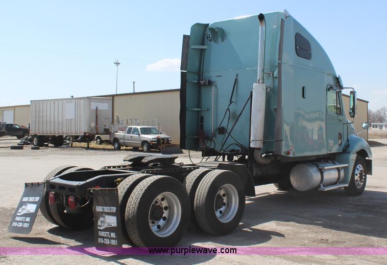 image for item H6220 2007 Freightliner Columbia semi truck