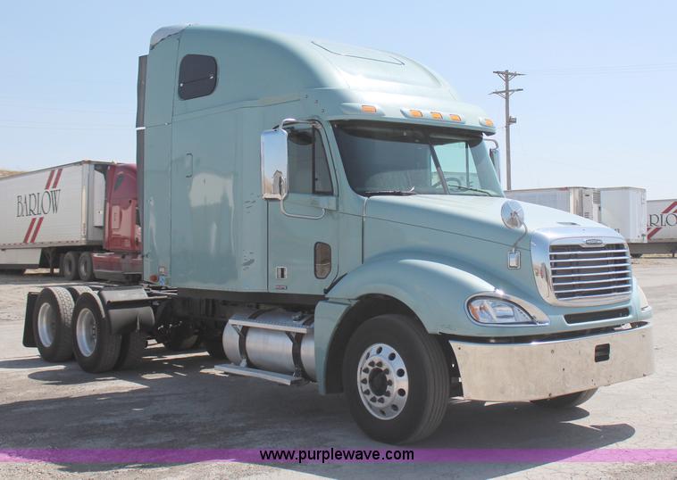 image for item H6220 2007 Freightliner Columbia semi truck