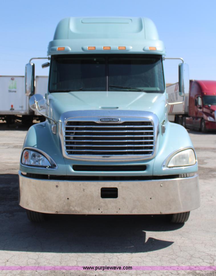 image for item H6220 2007 Freightliner Columbia semi truck