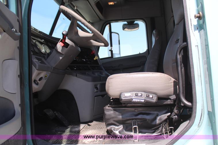 image for item H6220 2007 Freightliner Columbia semi truck