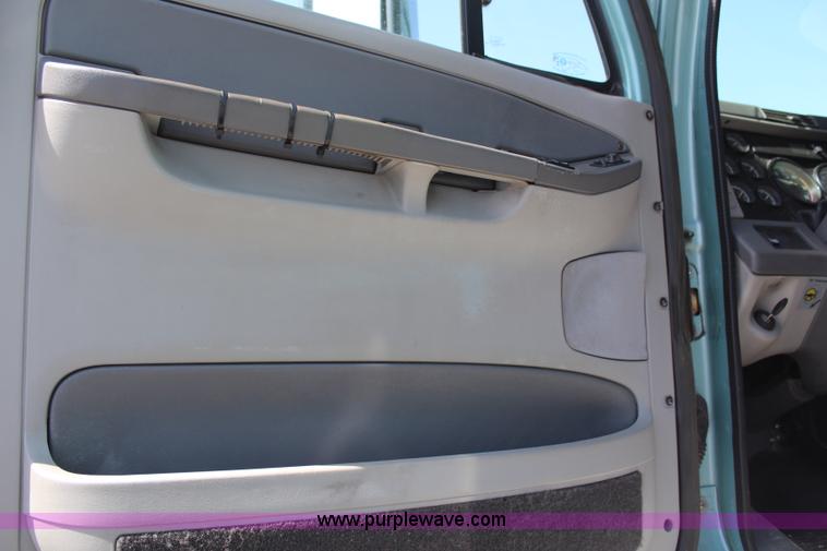 image for item H6220 2007 Freightliner Columbia semi truck