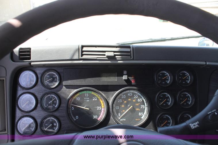 image for item H6220 2007 Freightliner Columbia semi truck