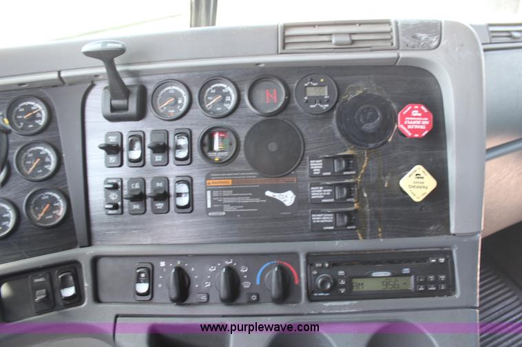 image for item H6220 2007 Freightliner Columbia semi truck