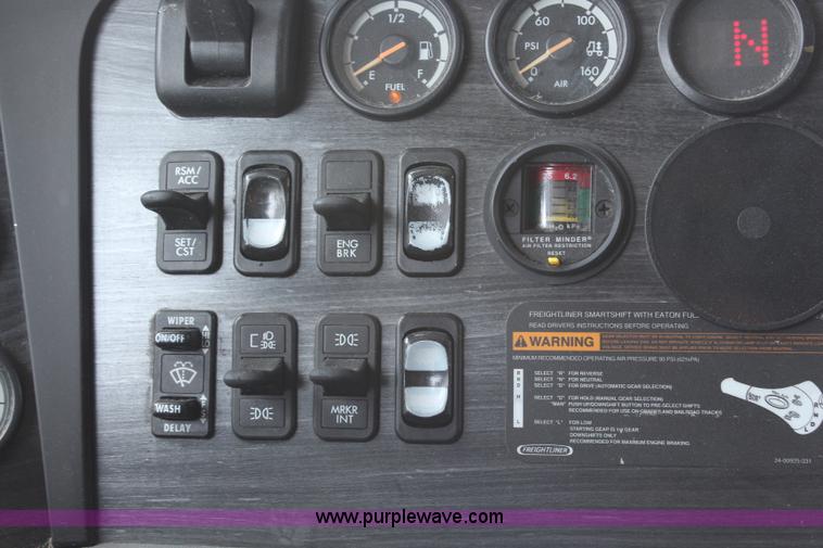 image for item H6220 2007 Freightliner Columbia semi truck