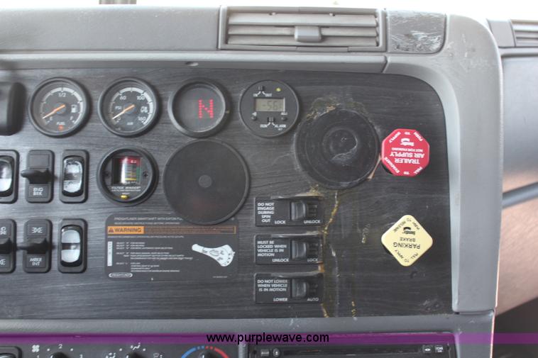 image for item H6220 2007 Freightliner Columbia semi truck