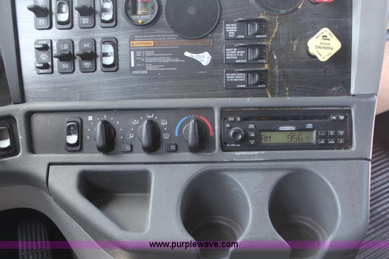 image for item H6220 2007 Freightliner Columbia semi truck