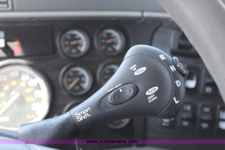 image for item H6220 2007 Freightliner Columbia semi truck