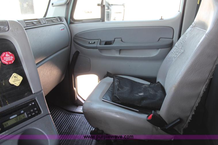 image for item H6220 2007 Freightliner Columbia semi truck