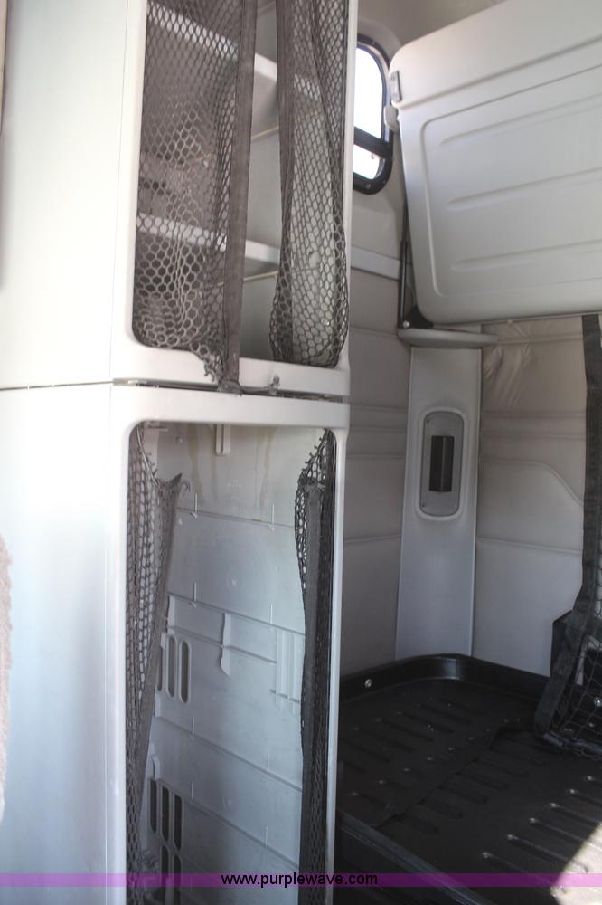 image for item H6220 2007 Freightliner Columbia semi truck