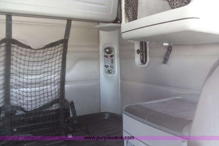 image for item H6220 2007 Freightliner Columbia semi truck