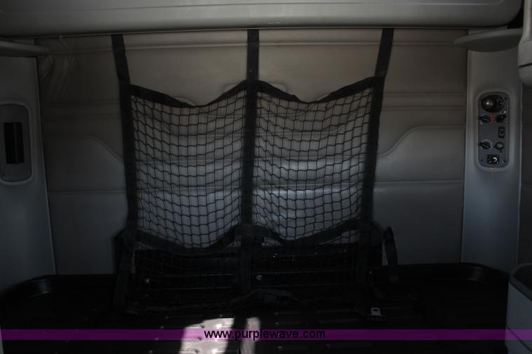 image for item H6220 2007 Freightliner Columbia semi truck