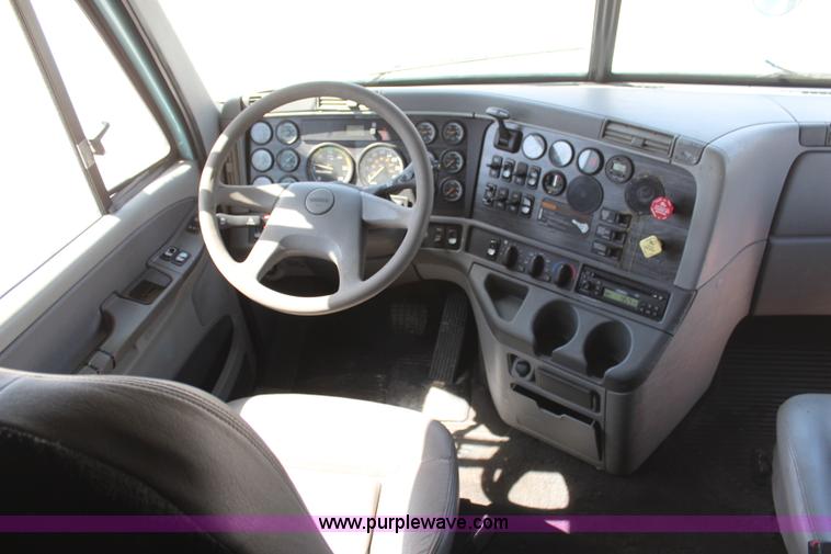 image for item H6220 2007 Freightliner Columbia semi truck
