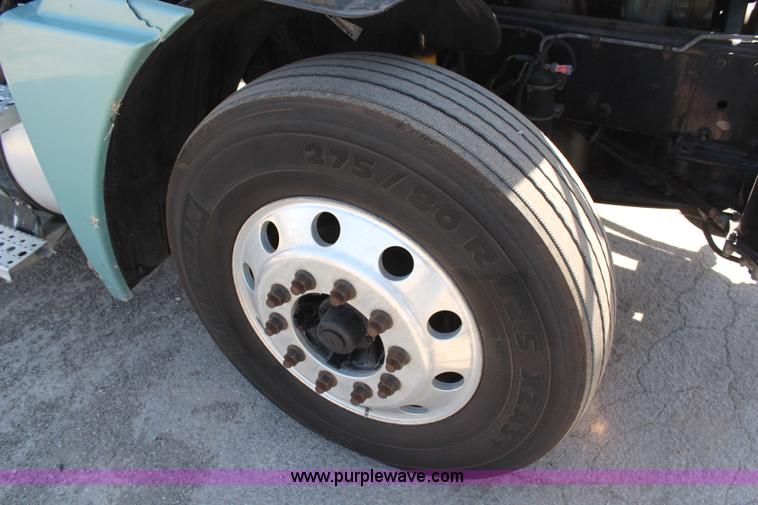 image for item H6220 2007 Freightliner Columbia semi truck