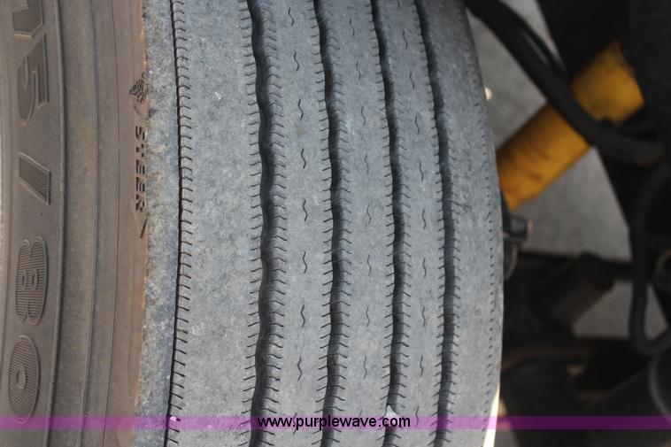 image for item H6220 2007 Freightliner Columbia semi truck