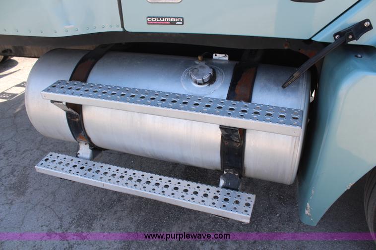 image for item H6220 2007 Freightliner Columbia semi truck