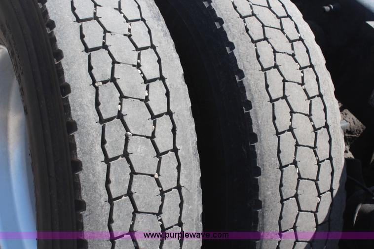 image for item H6220 2007 Freightliner Columbia semi truck