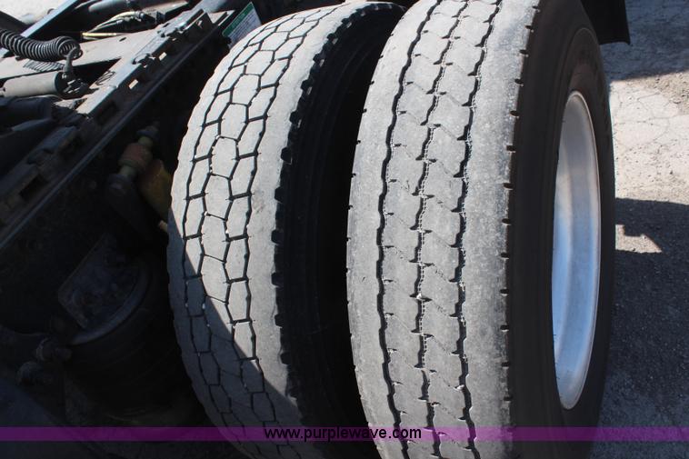 image for item H6220 2007 Freightliner Columbia semi truck