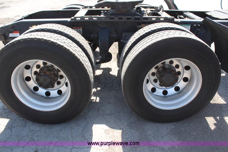 image for item H6220 2007 Freightliner Columbia semi truck