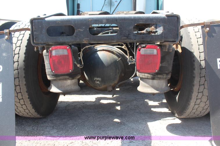 image for item H6220 2007 Freightliner Columbia semi truck